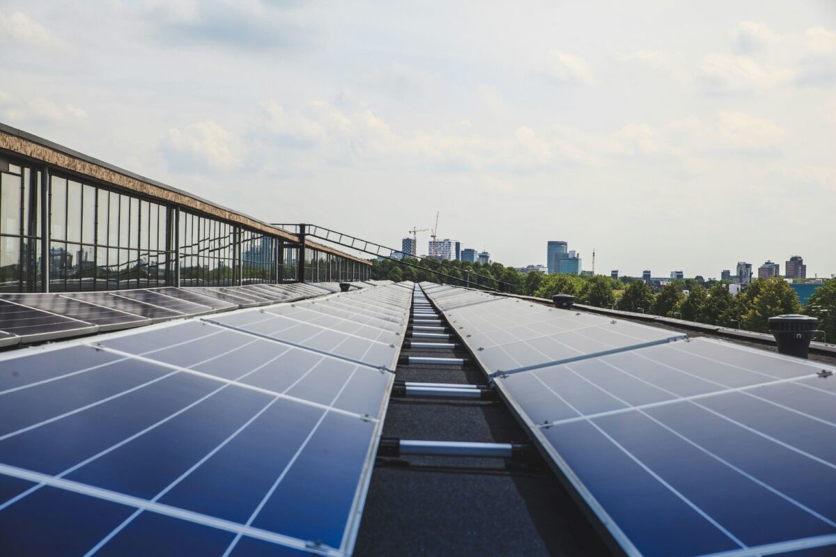 분석가들은 미국이 2024년에 50GW 이상의 태양광 발전 용량을 추가할 것으로 예상합니다.
        