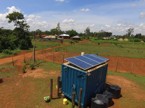 케냐는 130개 이상의 태양광 마이크로그리드를 통해 농촌 에너지 접근 격차를 해소합니다.